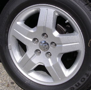 07-09 DODGE CALIBER SXT/MAINSTREET 17x6.5 Flat Grooved Creased 5 Spoke SILVER SPARKLE OPT WFE