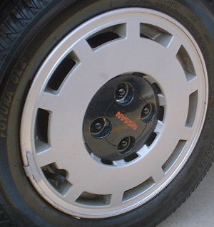 87-88 NISSAN SENTRA 14x5.5 10 Slot with Covered Lugs SILVER